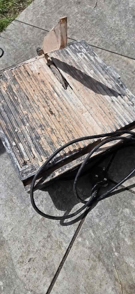 Photo of free electric tile cutter. (Huyton Quarry L36) #1