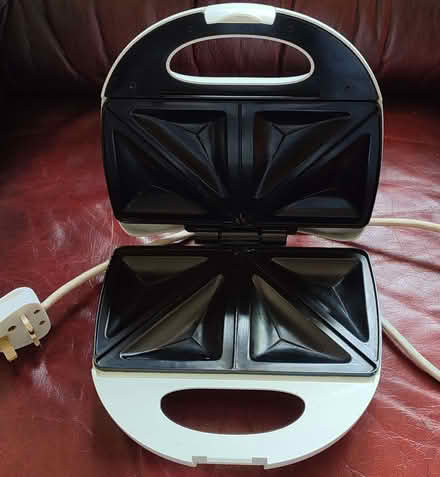 Photo of free Small electric sandwich toastie thing (Pontesford SY5) #2