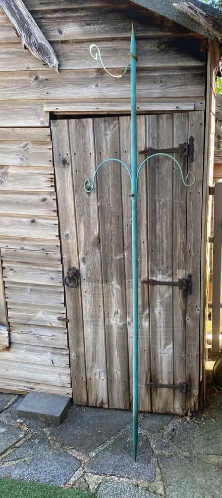 Photo of free bird station pole (Widmore BR2) #1