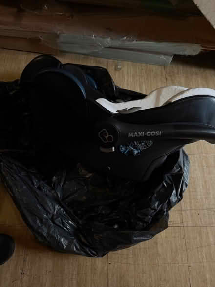 Photo of free Car seat Maxi cosi 0-9mths (Tower Hamlets E3 Bow Church) #3