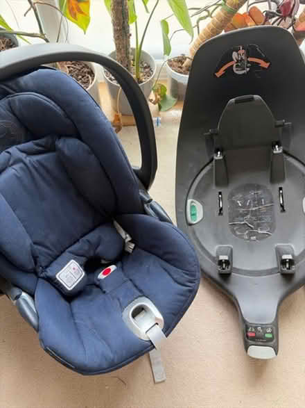 Photo of free Isofix and newborn car seat (RG2) #1