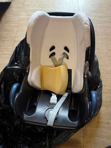 Photo of free Car seat Maxi cosi 0-9mths (Tower Hamlets E3 Bow Church) #4