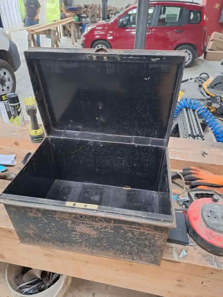 Photo of free Small metal trunk/box (Hyde GL6) #2