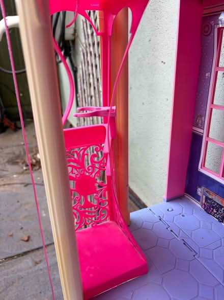Photo of free Barbie Dreamhouse 2008 (Loughton IG10) #1