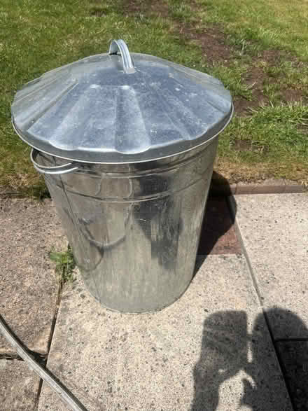 Photo of free Metal dustbin with lid (West Oxfordshire OX28) #1