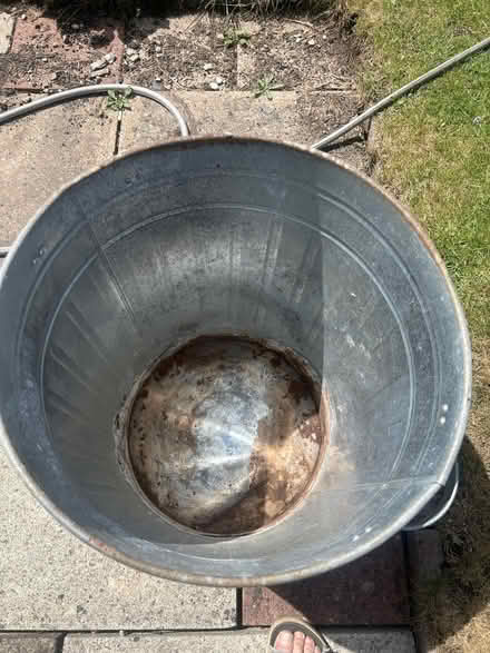 Photo of free Metal dustbin with lid (West Oxfordshire OX28) #2