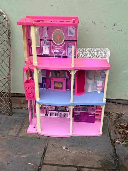 Photo of free Barbie Dreamhouse 2008 (Loughton IG10) #3