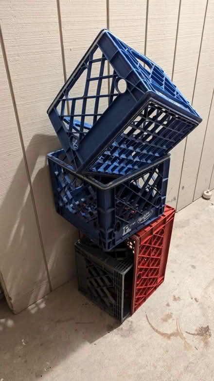 Photo of free ONE blue square milk crate (Greenbrae) #1