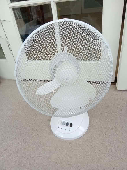 Photo of free small desk fan(broken blades) (South Tonbridge TN9) #1