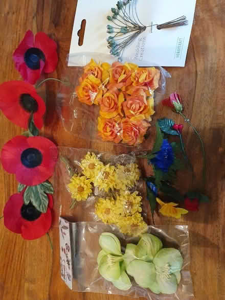 Photo of free Paper / fabric flowers for crafts + old cutlery (Hungerford RG17) #1