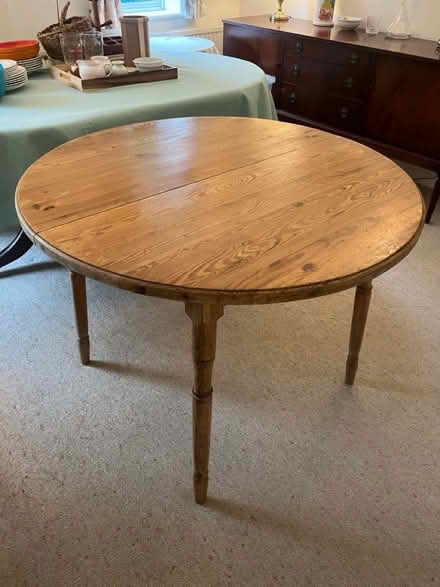 Photo of free Pine table (2 - 4 people) (Henley-on-Thames RG9) #1