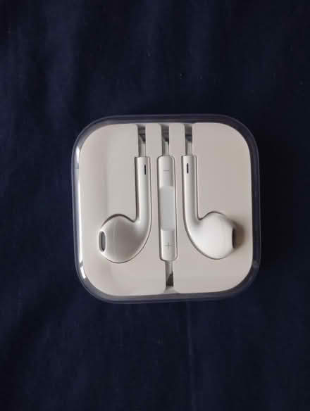 Photo of free Apple wired earphones (Kingsway BA2) #1
