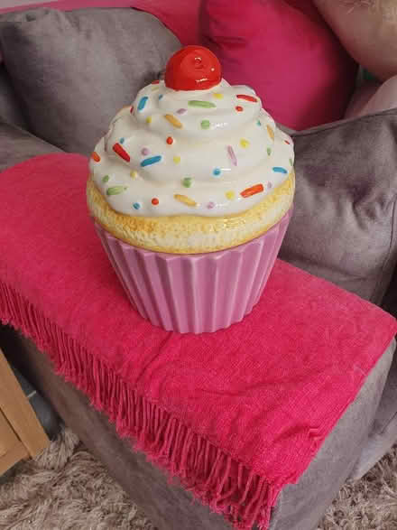 Photo of free Large porcelaine cupcake storage jar (Elstow MK42) #1