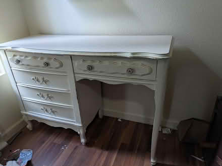 Photo of free White Desk (Lynnwood/Scriber Lake) #1