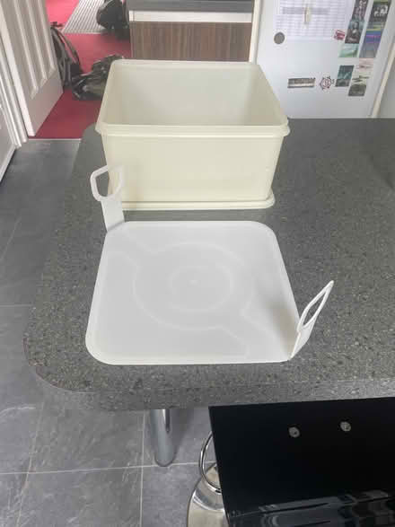 Photo of free Cake Tupperware style box (SE26) #2