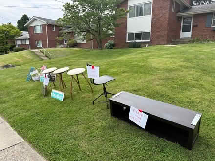 Photo of free stuff on the curn (Near Oakland Terrace ES) #1