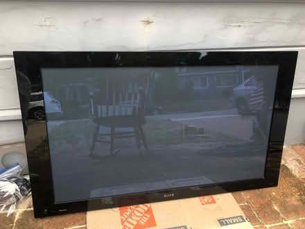 Photo of free 42” Pioneer Plasma Elite w/mount (San Mateo / Belmont border) #1
