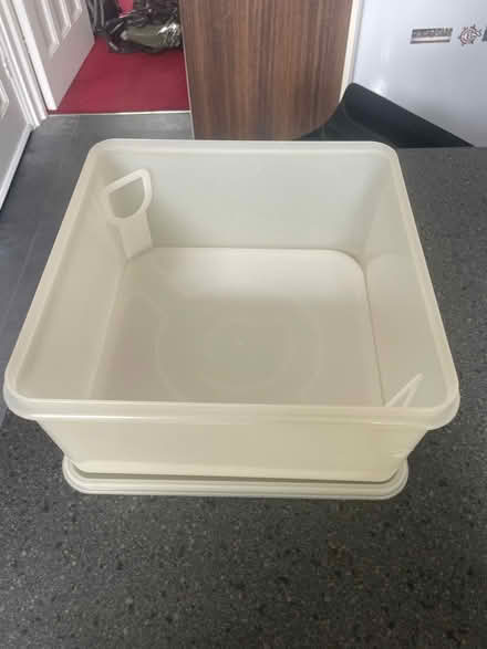 Photo of free Cake Tupperware style box (SE26) #1