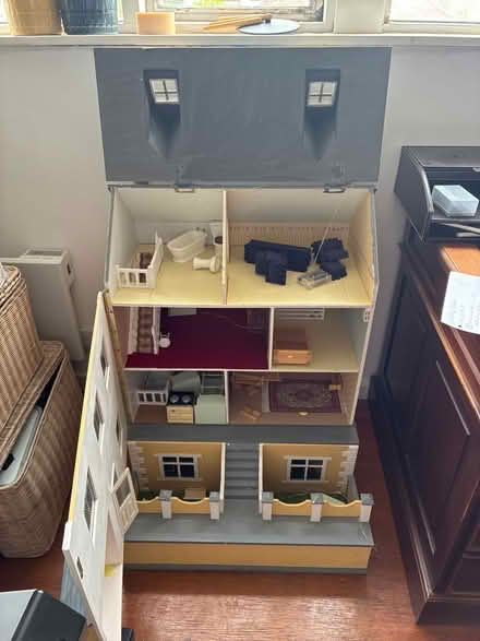 Photo of free Dolls house (SW13) #2
