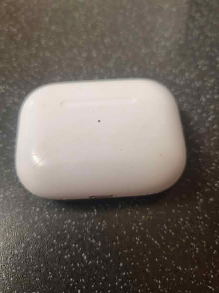 Photo of free Airpods (not genuine) case only (SE20) #2