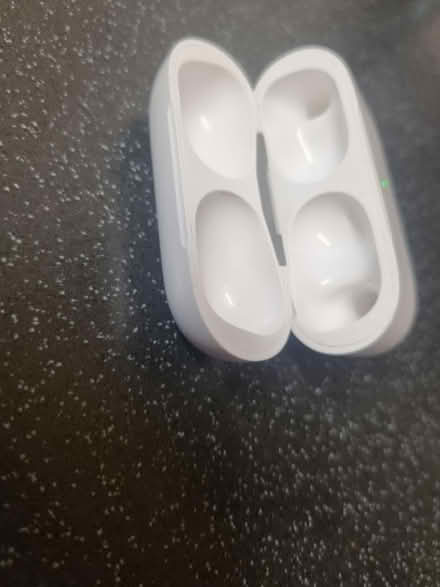 Photo of free Airpods (not genuine) case only (SE20) #4