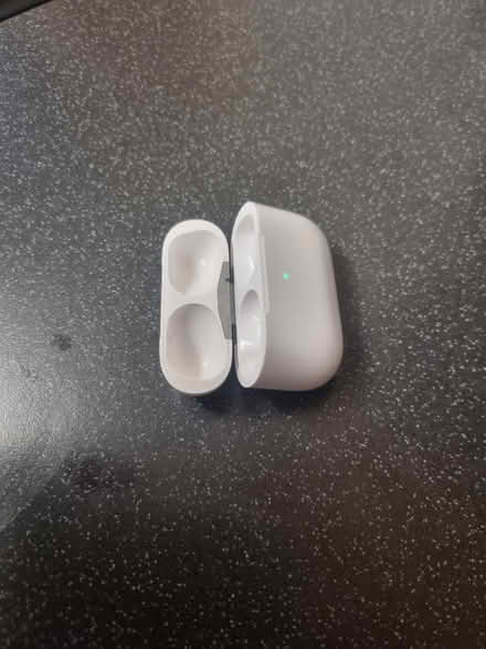 Photo of free Airpods (not genuine) case only (SE20) #3