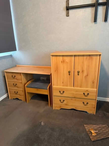 Photo of free Oak bed side shelf (M5 5qz) #2
