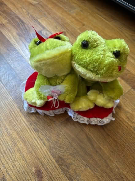 Photo of free Frog Couple on a Heart Stuffie (Clason Point Bronx NY) #1