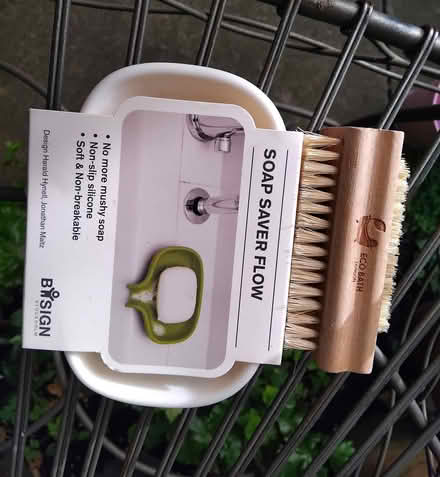 Photo of free soap holder and brush (islington N1) #1