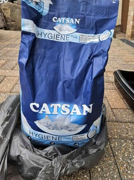Photo of free Brand new litter tray & litter (EX8) #2