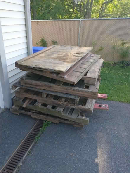 Photo of free wood/pallets (Meriden off Curtis st) #1