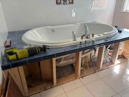 Photo of free pearl whirlpool tub like new (19 fox farms road - Florence) #1