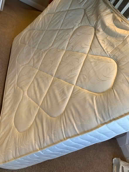 Photo of free Double mattress - clean, no stains (Northchurch HP4) #2