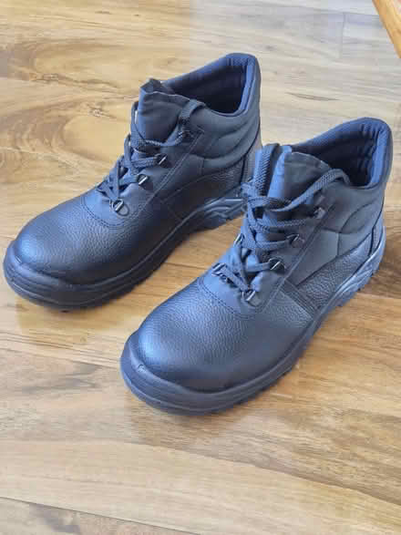 Photo of free Size 11 safety boots (Trowbridge BA14) #1