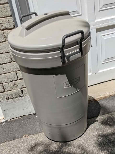 Photo of free Garbage Pail (Dundas and Neyagawa) #1
