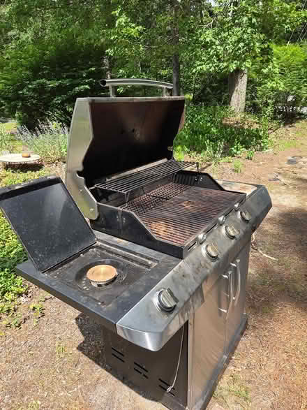 Photo of free Curb alert! Char Broil grill (401 longley rd groton MA) #1