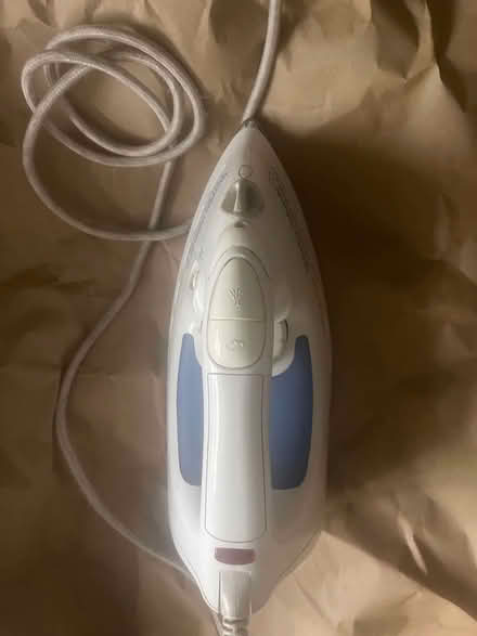 Photo of free Steam iron working but damaged (Finsbury Park N4) #2