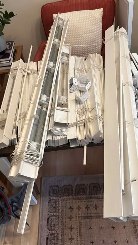 Photo of free 5 window blinds to give away (Manor Park Ottawa) #1