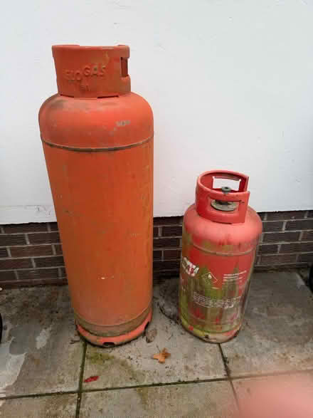 Photo of free 2 gas cylinders (Comber BT23) #1