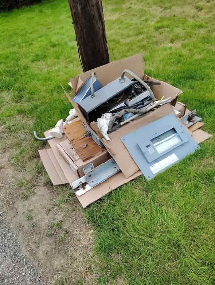 Photo of free Curb alert scrap (California Ave White Oak) #1