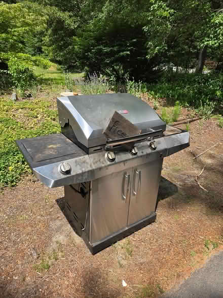 Photo of free Curb alert! Char Broil grill (401 longley rd groton MA) #2