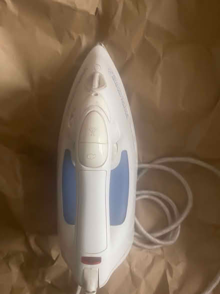 Photo of free Steam iron working but damaged (Finsbury Park N4) #4
