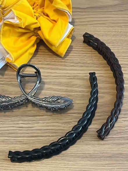 Photo of free Hair clips, claws, bananas, bands & scrunchie (New Eltham SE9) #4