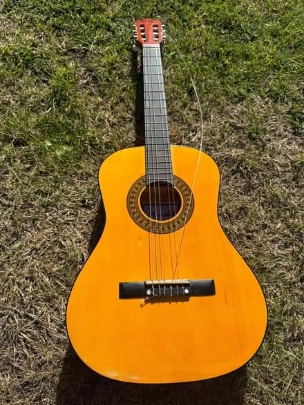 Photo of free Guitar (Welling DA16) #1
