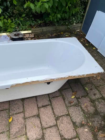 Photo of free White acrylic bath (Croxteth L12) #3