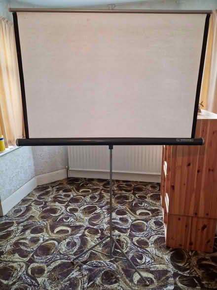 Photo of free Pull-up projector screen with foldable stand (Ealing W5) #1