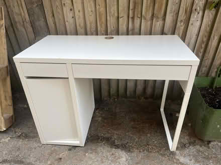 Photo of free white ikea desk 105cm (Herne Hill SE21) #1