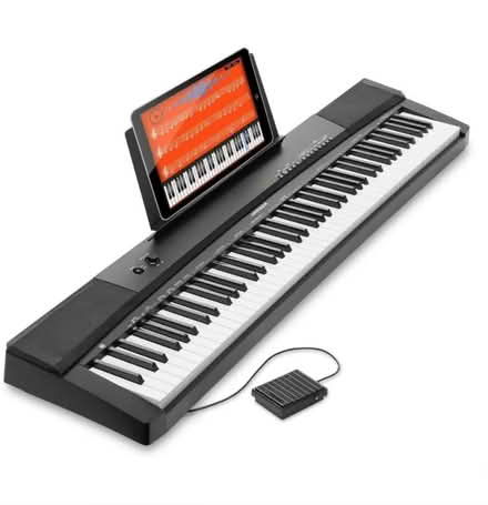 Photo of 88-key keyboard (E16 4AA) #1