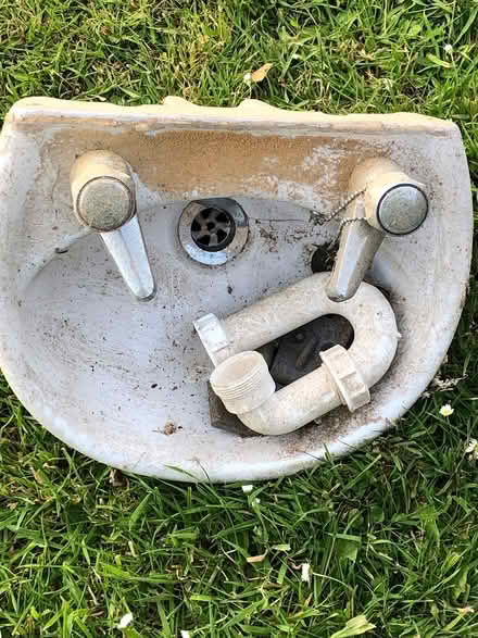 Photo of free Small cloakroom washbasin (BA22) #1