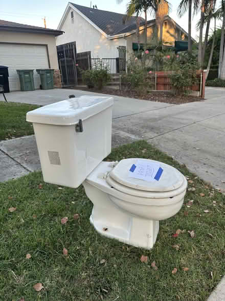 Photo of free Porcelain Toilet (magnolia park) #1